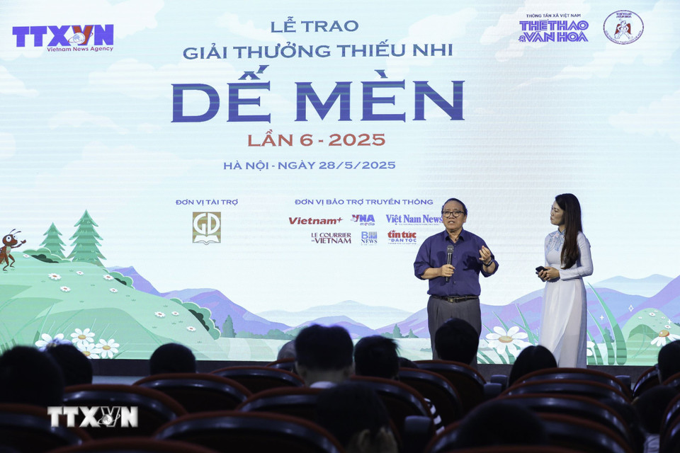 Phó Chủ tịch Hội Nhà văn Việt Nam, Chủ tịch Hội đồng giám khảo Trần Đăng Khoa phát biểu. (Ảnh: Lê Đông/TTXVN)