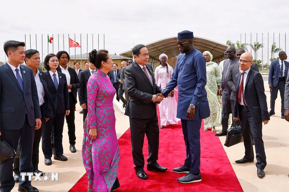 Chủ tịch Quốc hội Senegal El Malick Ndiaye tiễn Chủ tịch Quốc hội Trần Thanh Mẫn và Phu nhân tại Sân bay quốc tế Blaise Diagne, Thủ đô Dakar. (Ảnh: Doãn Tấn/TTXVN)