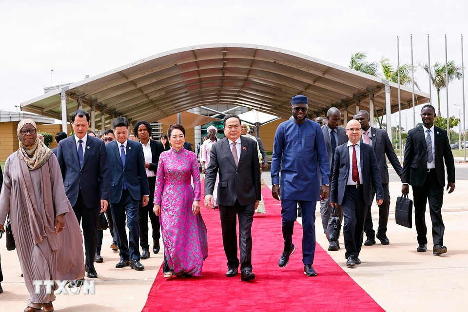 Chủ tịch Quốc hội Senegal El Malick Ndiaye tiễn Chủ tịch Quốc hội Trần Thanh Mẫn và Phu nhân tại Sân bay quốc tế Blaise Diagne, Thủ đô Dakar. (Ảnh: Doãn Tấn/TTXVN)
