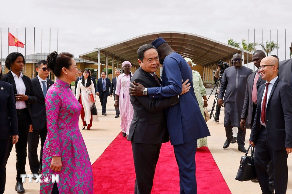 Chủ tịch Quốc hội Senegal El Malick Ndiaye tiễn Chủ tịch Quốc hội Trần Thanh Mẫn và Phu nhân tại Sân bay quốc tế Blaise Diagne, Thủ đô Dakar. (Ảnh: Doãn Tấn/TTXVN)