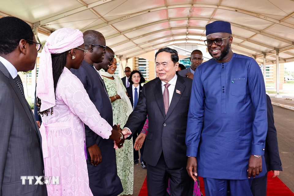 Chủ tịch Quốc hội El Malick Ndiaye và các quan chức Senegal tiễn Chủ tịch Quốc hội Trần Thanh Mẫn và Phu nhân tại Sân bay quốc tế Blaise Diagne, Thủ đô Dakar. (Ảnh: Doãn Tấn/TTXVN)