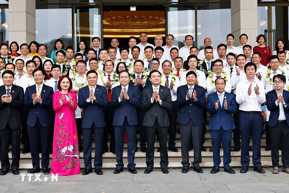 Chủ tịch Quốc hội Trần Thanh Mẫn với Đoàn đại biểu người lao động tiêu biểu của ngành dầu khí. (Ảnh: Doãn Tấn/TTXVN)