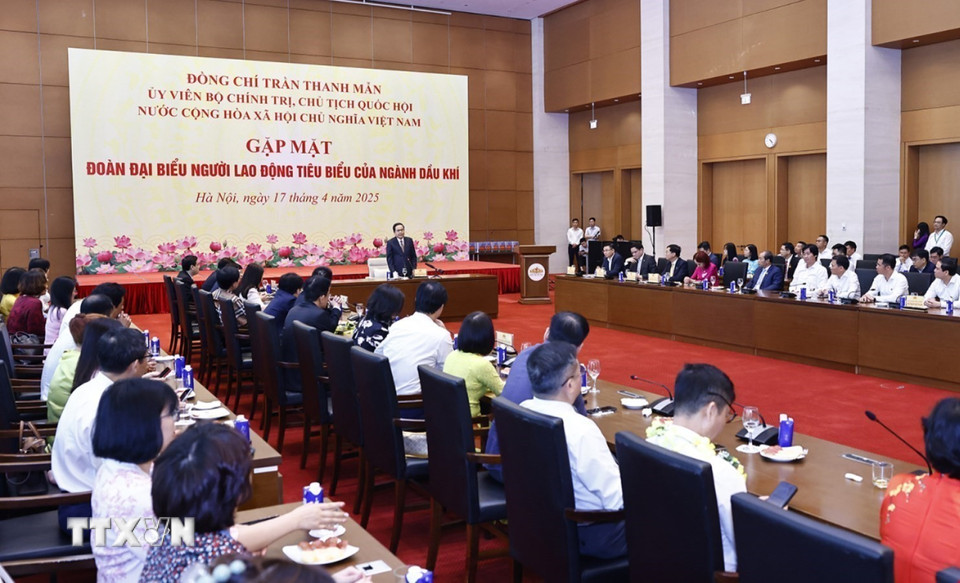 Chủ tịch Quốc hội Trần Thanh Mẫn gặp mặt Đoàn đại biểu người lao động tiêu biểu của ngành dầu khí. (Ảnh: Doãn Tấn/TTXVN)