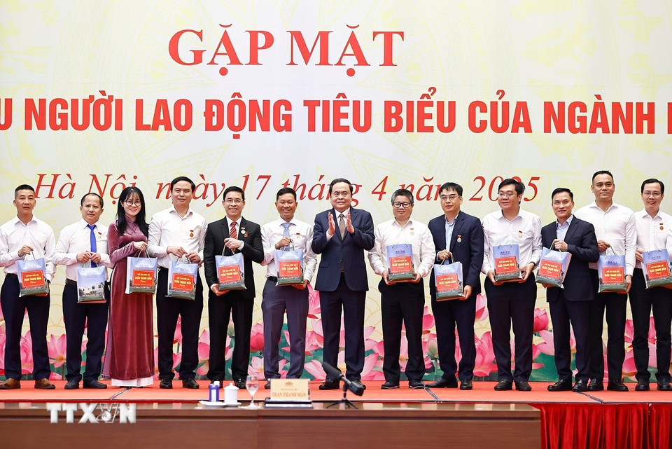 Chủ tịch Quốc hội Trần Thanh Mẫn tặng quà Đoàn đại biểu người lao động tiêu biểu của ngành dầu khí. (Ảnh: Doãn Tấn/TTXVN)