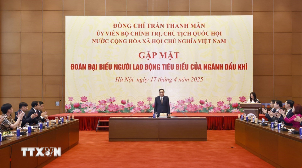 Chủ tịch Quốc hội Trần Thanh Mẫn gặp mặt Đoàn đại biểu người lao động tiêu biểu của ngành dầu khí. (Ảnh: Doãn Tấn/TTXVN)