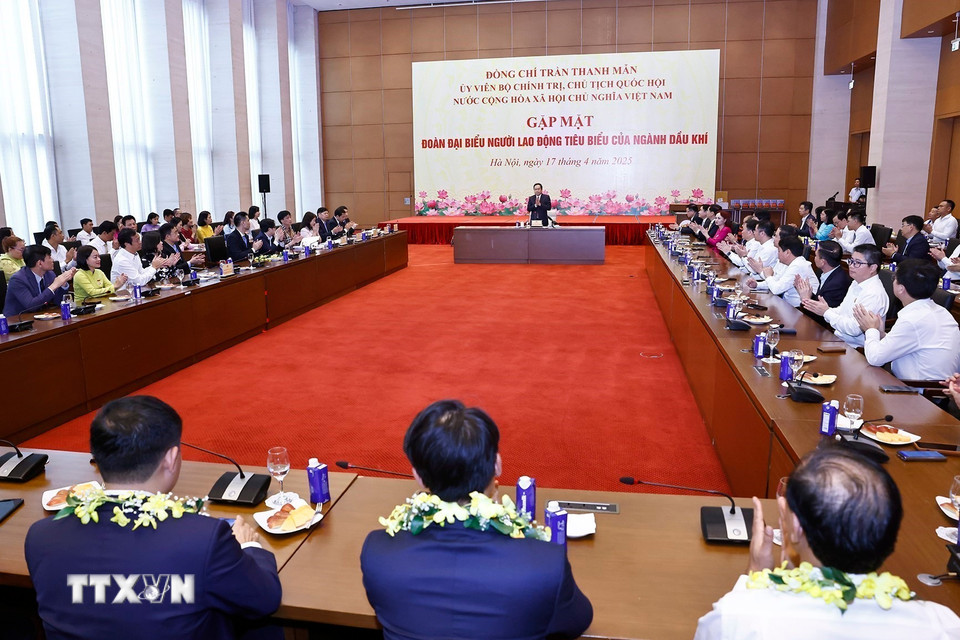 Chủ tịch Quốc hội Trần Thanh Mẫn gặp mặt Đoàn đại biểu người lao động tiêu biểu của ngành dầu khí. (Ảnh: Doãn Tấn/TTXVN)