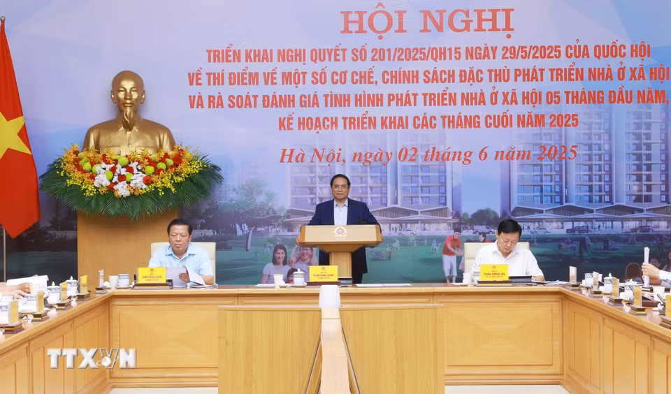 Thủ tướng Phạm Minh Chính chủ trì Hội nghị triển khai Nghị quyết của Quốc hội về thí điểm một số cơ chế, chính sách đặc thù phát triển nhà ở xã hội. (Ảnh: Dương Giang/TTXVN)