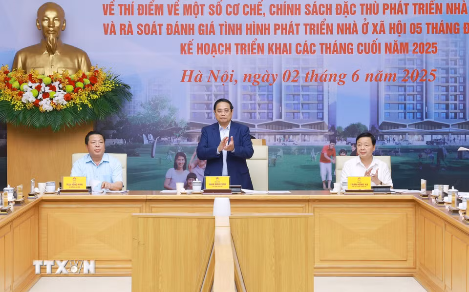 Thủ tướng Phạm Minh Chính chủ trì Hội nghị triển khai Nghị quyết của Quốc hội về thí điểm một số cơ chế, chính sách đặc thù phát triển nhà ở xã hội. (Ảnh: Dương Giang/TTXVN)