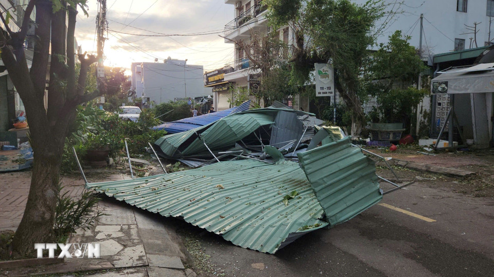 Thiệt hại do bão số 13 tại phường Quy Nhơn. (Ảnh: Sỹ Thắng/TTXVN)
