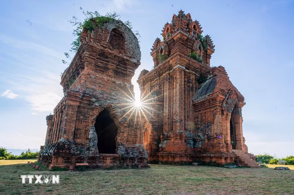 Tháp Bánh Ít được xây dựng vào khoảng cuối thế kỷ XI đến đầu thế kỷ XII, dưới thời vương quốc Chăm Pa hưng thịnh. Đây là thời kỳ kiến trúc Chăm đạt đến đỉnh cao, thể hiện rõ qua các họa tiết, kết cấu và kỹ thuật xây dựng. (Ảnh: Khánh Hòa/TTXVN)