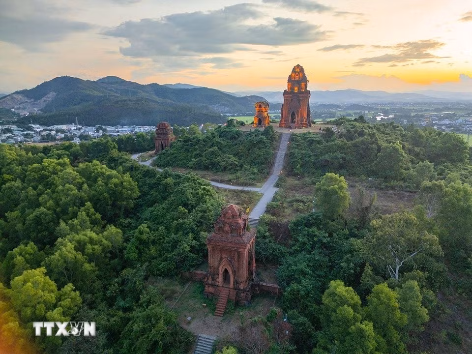 Quần thể Tháp Bánh Ít nằm trên đỉnh đồi xã Tuy Phước Bắc, gồm cụm 4 ngôi tháp khác nhau: tháp Chính (Kalan), tháp Cổng (Gopura), tháp Hỏa (Kosagrha) và tháp Bia (Posah). (Ảnh: Khánh Hòa/TTXVN)
