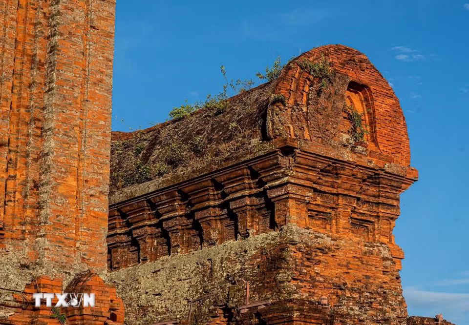 Kiến trúc tinh xảo của tháp Bánh Ít là minh chứng cho kỹ thuật xây dựng bền vững, trình độ nghệ thuật đỉnh cao của người Chăm xưa. (Ảnh: Khánh Hòa/TTXVN)