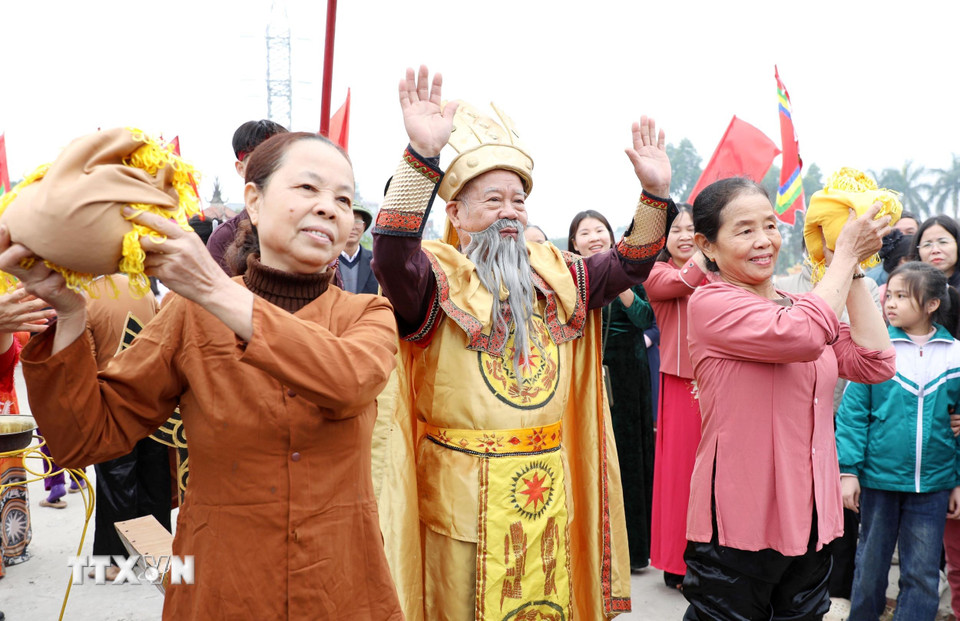 Vua Hùng trao giải cho các đội thi cấy lúa. (Ảnh: Tạ Toàn/TTXVN)