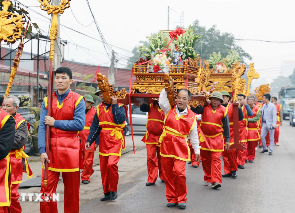 Nghi thức rước kiệu từ UBND phường Minh Nông đến đàn Tịch Điền. (Ảnh: Tạ Toàn/TTXVN)