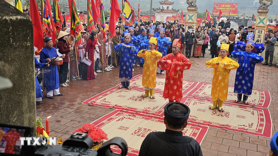 Nghi thức tế thần truyền thống. (Ảnh: Tạ Toàn/TTXVN)