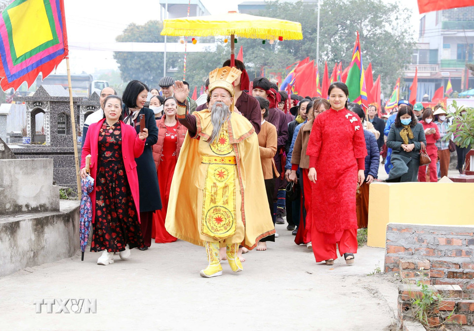 Tái hiện hình ảnh Vua Hùng cùng nhân dân ra đồng dạy dân cấy lúa. (Ảnh: Tạ Toàn/TTXVN)