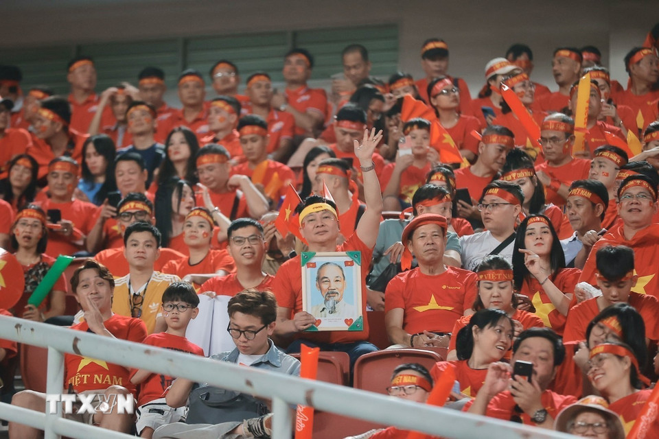 Khán giả đến sân cổ vũ cho đội tuyển Việt Nam. (Ảnh: Minh Quyết/TTXVN)