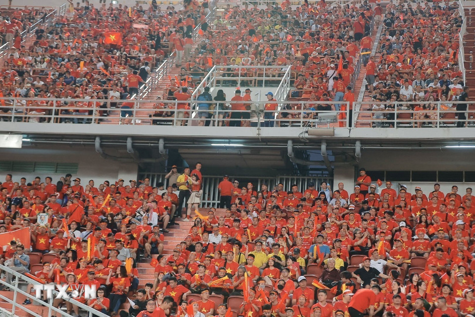 Khán giả đến sân cổ vũ cho đội tuyển Việt Nam. (Ảnh: Minh Quyết/TTXVN)