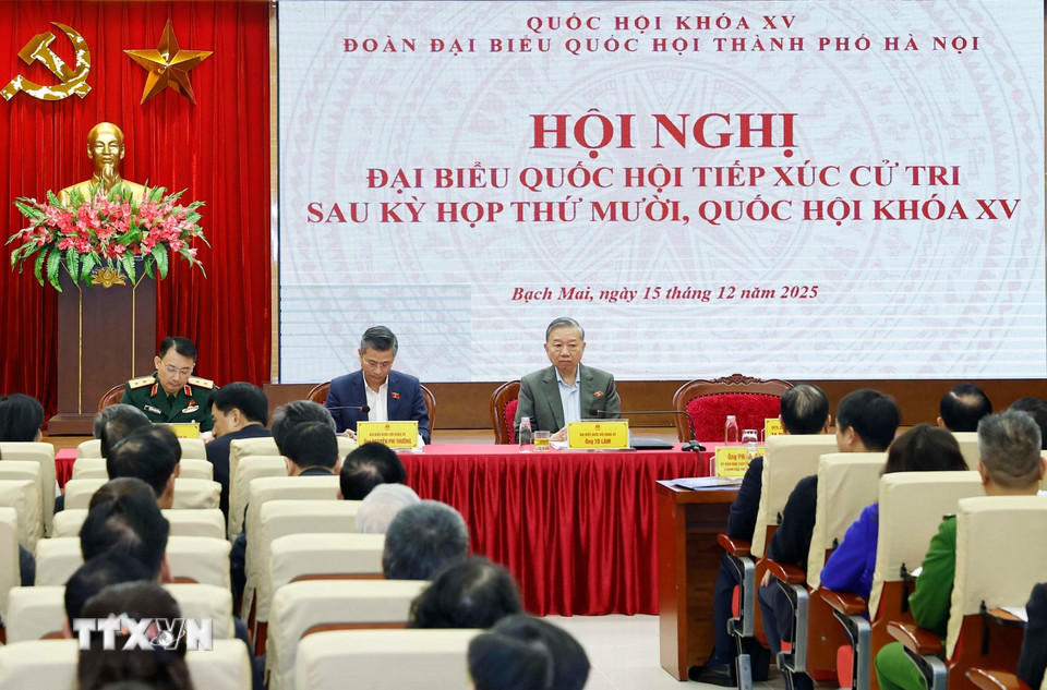 Tổng Bí thư Tô Lâm cùng các thành viên Đoàn đại biểu Quốc hội thành phố Hà Nội tại cuộc tiếp xúc cử tri. (Ảnh: Thống Nhất/TTXVN)