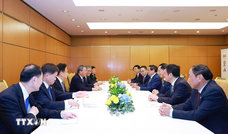 Thủ tướng Phạm Minh Chính gặp Thủ tướng Trung Quốc Lý Cường. (Ảnh: Dương Giang/TTXVN)