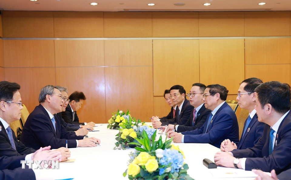 Thủ tướng Phạm Minh Chính gặp Thủ tướng Trung Quốc Lý Cường. (Ảnh: Dương Giang/TTXVN)