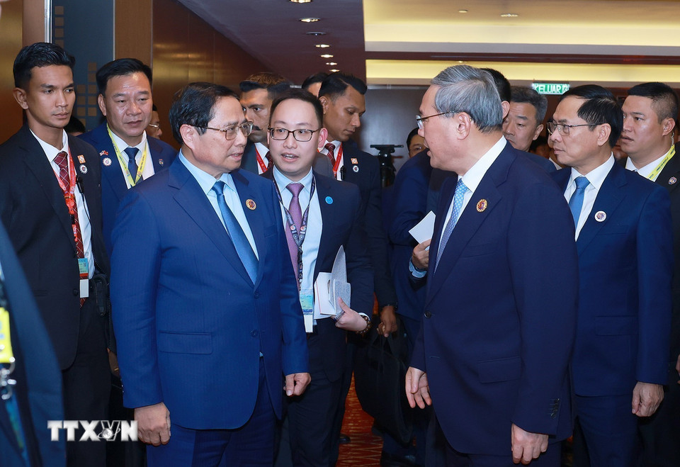 Thủ tướng Phạm Minh Chính gặp Thủ tướng Trung Quốc Lý Cường. (Ảnh: Dương Giang/TTXVN)