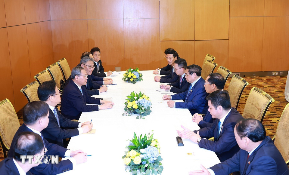 Thủ tướng Phạm Minh Chính gặp Thủ tướng Trung Quốc Lý Cường. (Ảnh: Dương Giang/TTXVN)