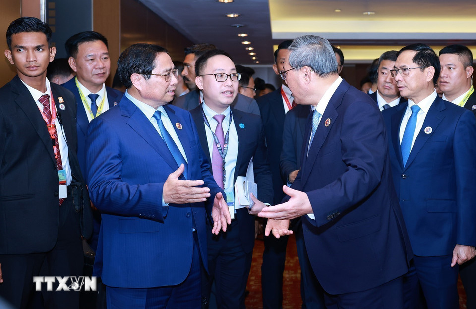 Thủ tướng Phạm Minh Chính gặp Thủ tướng Trung Quốc Lý Cường. (Ảnh: Dương Giang/TTXVN)