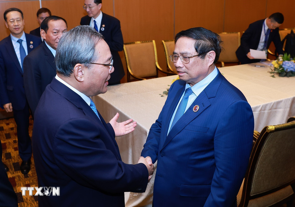 Thủ tướng Phạm Minh Chính gặp Thủ tướng Trung Quốc Lý Cường. (Ảnh: Dương Giang/TTXVN)