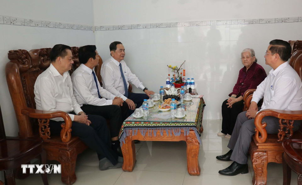 Chủ tịch Quốc hội Trần Thanh Mẫn thăm, chúc tết gia đình nguyên Phó Chủ tịch Quốc hội Huỳnh Cương. (Ảnh: Ngọc Thiện/TTXVN)