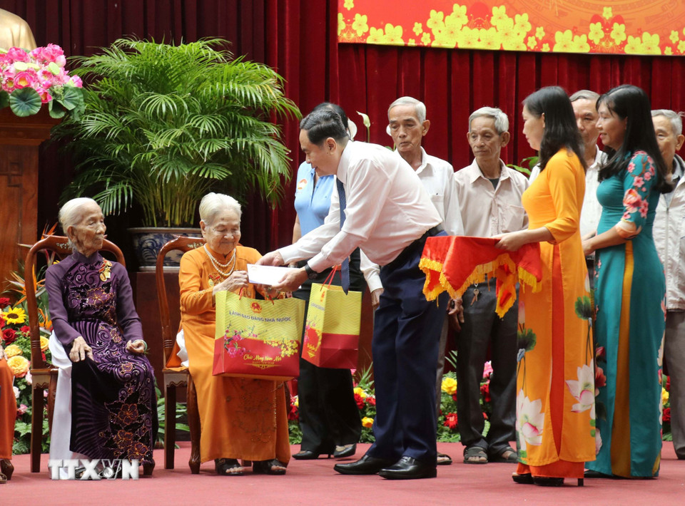 Chủ tịch Quốc hội Trần Thanh Mẫn tặng quà cho các Mẹ Việt Nam Anh hùng, các gia đình chính sách của thành phố Cần Thơ. (Ảnh: Ngọc Thiện/TTXVN)