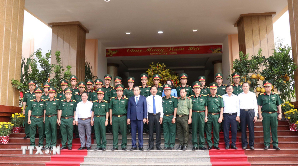 Chủ tịch Quốc hội Trần Thanh Mẫn thăm, chúc tết tại Bộ Chỉ huy Quân sự thành phố Cần Thơ. (Ảnh: Ngọc Thiện/TTXVN)