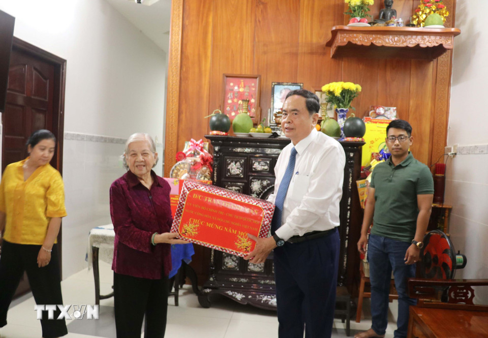 Chủ tịch Quốc hội Trần Thanh Mẫn thăm và tặng quà tết gia đình nguyên Phó Chủ tịch Quốc hội Huỳnh Cương tại thành phố Cần Thơ. (Ảnh: Ngọc Thiện/TTXVN)
