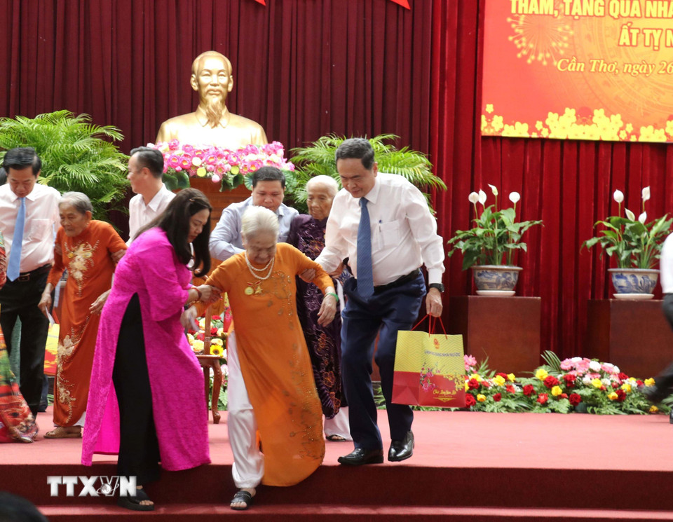 Chủ tịch Quốc hội Trần Thanh Mẫn và các Mẹ Việt Nam Anh hùng trong buổi tặng quà tết. (Ảnh: Ngọc Thiện/TTXVN)