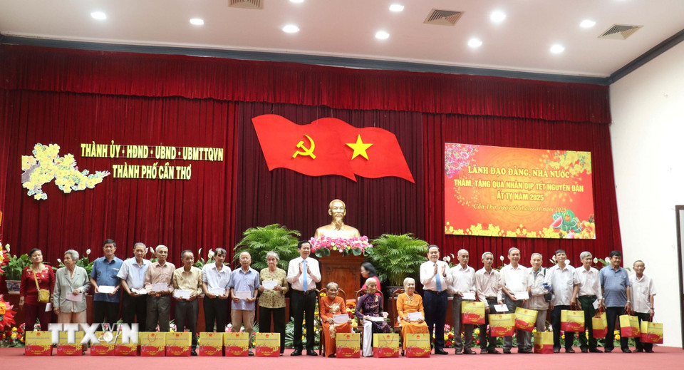 Chủ tịch Quốc hội Trần Thanh Mẫn tặng quà cho các Mẹ Việt Nam Anh hùng và các gia đình chính sách thành phố Cần Thơ. (Ảnh: Ngọc Thiện/TTXVN)