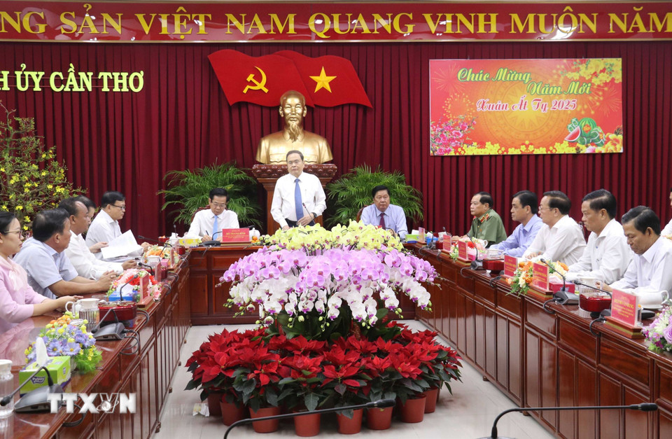 Chủ tịch Quốc hội Trần Thanh Mẫn thăm, chúc tết Ban Thường vụ Thành ủy Cần Thơ. (Ảnh: Ngọc Thiện/TTXVN)