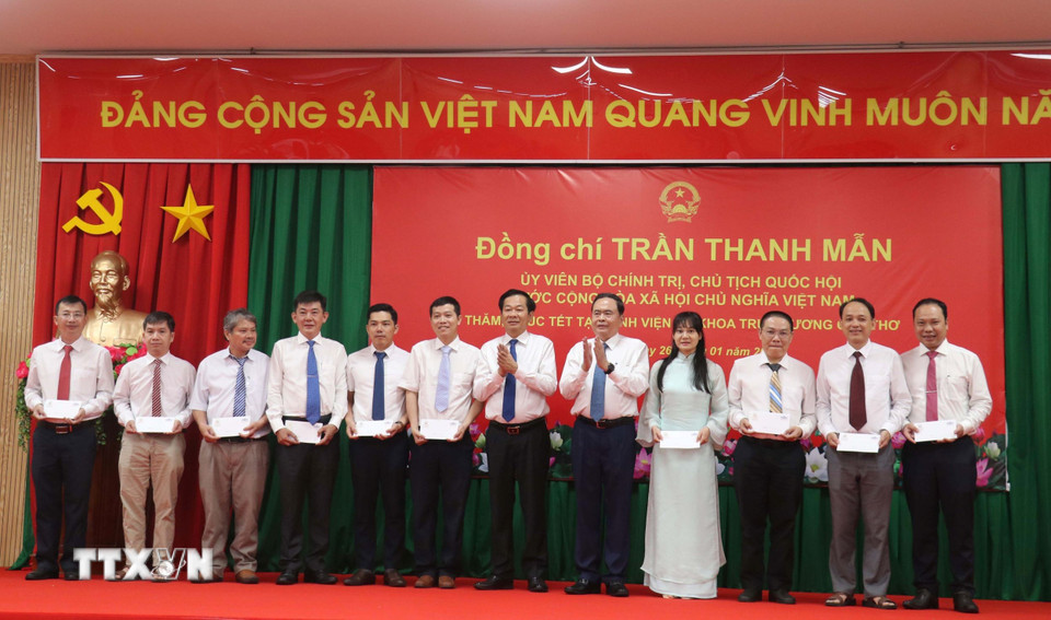 Chủ tịch Quốc hội Trần Thanh Mẫn tặng quà tết cho các bác sỹ tiêu biểu tại Bệnh viện Đa khoa Trung ương Cần Thơ. (Ảnh: Ngọc Thiện/TTXVN)
