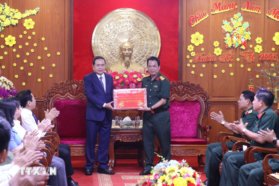 Chủ tịch Quốc hội Trần Thanh Mẫn thăm, chúc tết tại Bộ Chỉ huy Quân sự thành phố Cần Thơ. (Ảnh: Ngọc Thiện/TTXVN)