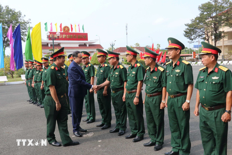 Chủ tịch Quốc hội Trần Thanh Mẫn thăm, chúc tết tại Bộ Chỉ huy Quân sự thành phố Cần Thơ. (Ảnh: Ngọc Thiện/TTXVN)