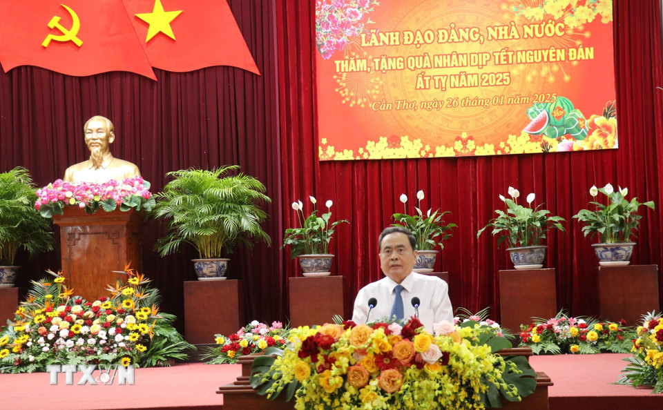 Chủ tịch Quốc hội Trần Thanh Mẫn phát biểu tại buổi tặng quà tết tại thành phố Cần Thơ. (Ảnh: Ngọc Thiện/TTXVN)