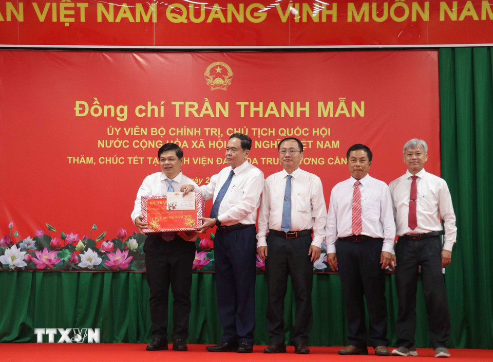 Chủ tịch Quốc hội Trần Thanh Mẫn thăm, chúc tết tại Bệnh viện Đa khoa Trung ương Cần Thơ. (Ảnh: Ngọc Thiện/TTXVN)