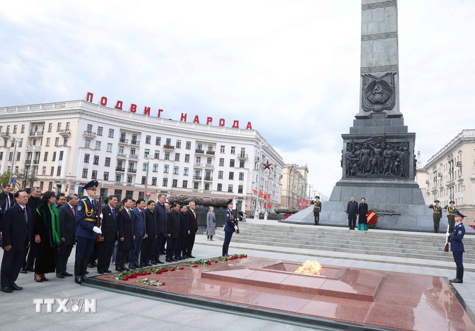 Tổng Bí thư Tô Lâm và Phu nhân cùng Đoàn đại biểu cấp cao Việt Nam đặt hoa tại Tượng đài Chiến thắng ở thủ đô Minsk. (Ảnh: Thống Nhất/TTXVN)