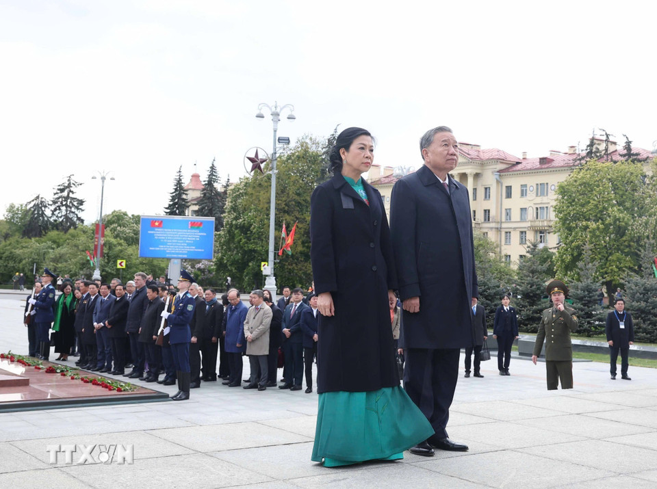Tổng Bí thư Tô Lâm và Phu nhân cùng Đoàn đại biểu cấp cao Việt Nam tại Tượng đài Chiến thắng ở thủ đô Minsk. (Ảnh: Thống Nhất/TTXVN)