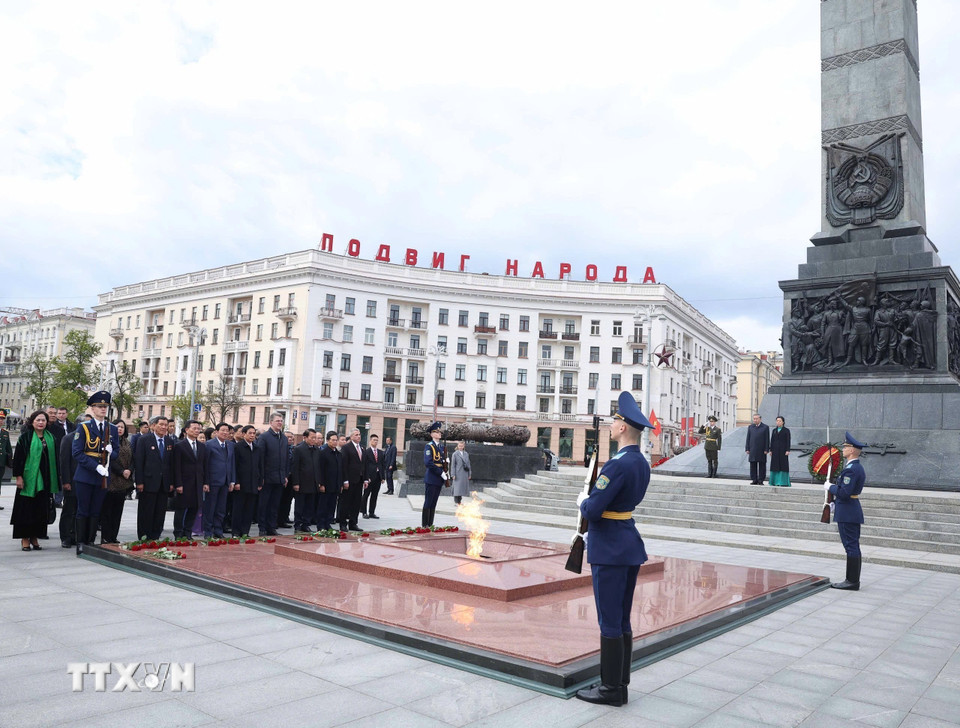 Tổng Bí thư Tô Lâm và Phu nhân cùng Đoàn đại biểu cấp cao Việt Nam tại Tượng đài Chiến thắng ở thủ đô Minsk. (Ảnh: Thống Nhất/TTXVN)