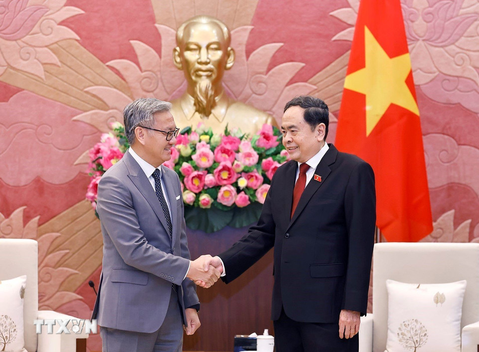 Chủ tịch Quốc hội Trần Thanh Mẫn tiếp Bộ trưởng Ngoại giao Lào Thongsavanh Phomvihane. (Ảnh: Doãn Tấn/TTXVN)