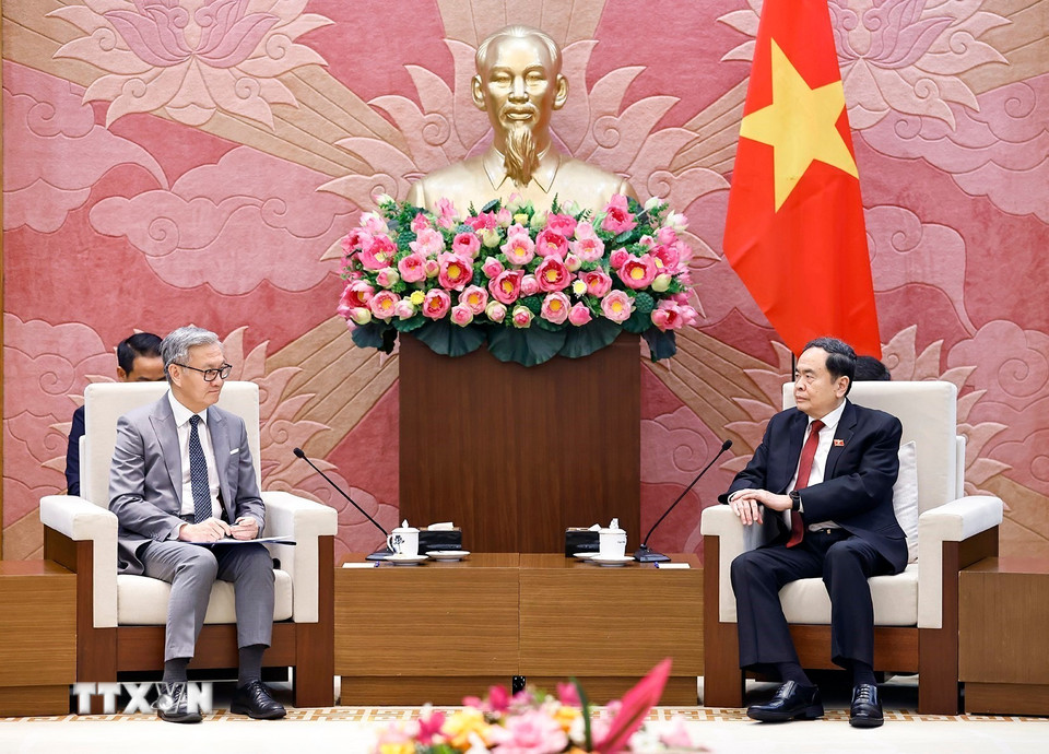 Chủ tịch Quốc hội Trần Thanh Mẫn tiếp Bộ trưởng Ngoại giao Lào Thongsavanh Phomvihane. (Ảnh: Doãn Tấn/TTXVN)