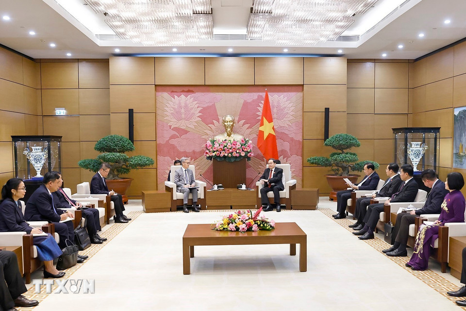 Chủ tịch Quốc hội Trần Thanh Mẫn tiếp Bộ trưởng Ngoại giao Lào Thongsavanh Phomvihane. (Ảnh: Doãn Tấn/TTXVN)