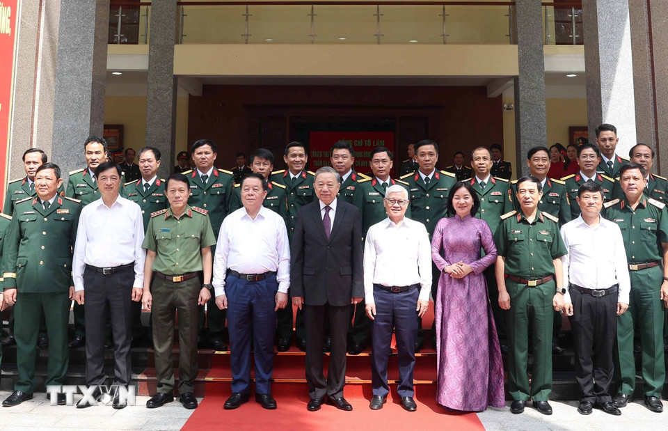 Tổng Bí thư Tô Lâm và đại biểu với lãnh đạo Bộ Chỉ huy quân sự tỉnh Bình Dương. (Ảnh: Thống Nhất/TTXVN)