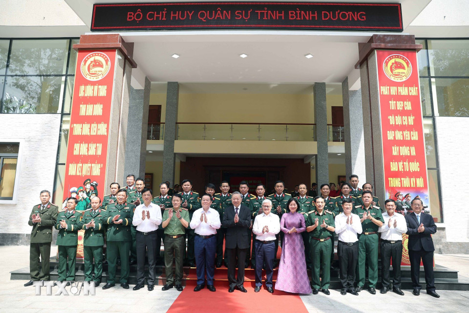 Tổng Bí thư Tô Lâm và đại biểu với lãnh đạo Bộ Chỉ huy quân sự tỉnh Bình Dương. (Ảnh: Thống Nhất/TTXVN)