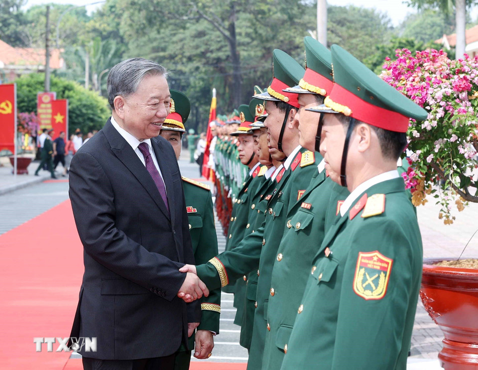 Tổng Bí thư Tô Lâm với cán bộ lãnh đạo Bộ Chỉ huy quân sự tỉnh Bình Dương. (Ảnh: Thống Nhất/TTXVN)